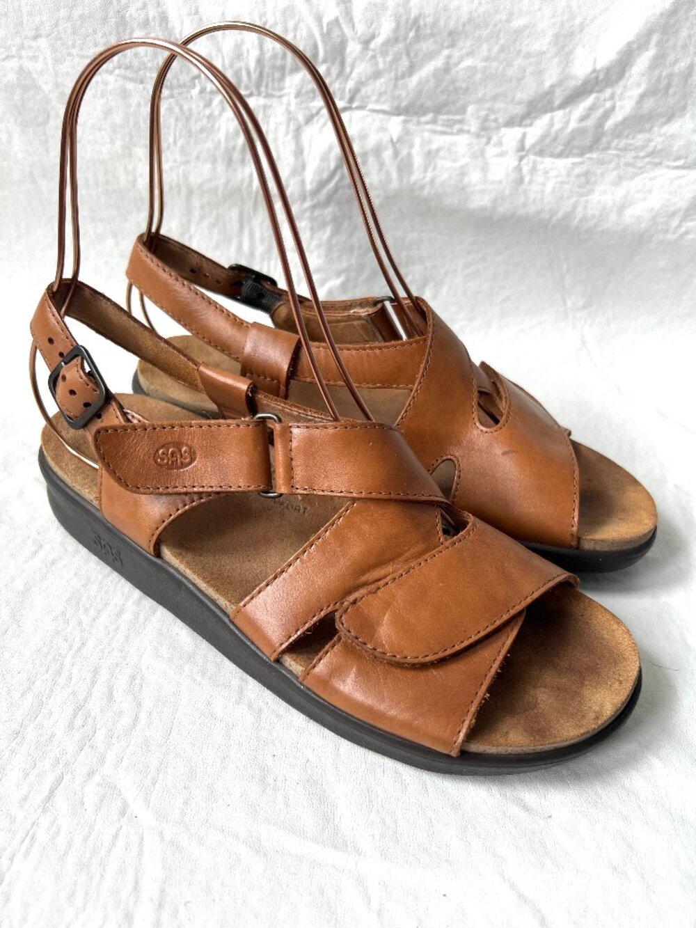 SAS sandals Huggy caramel brown leather ankle strap criss cross 8.5 Narrow